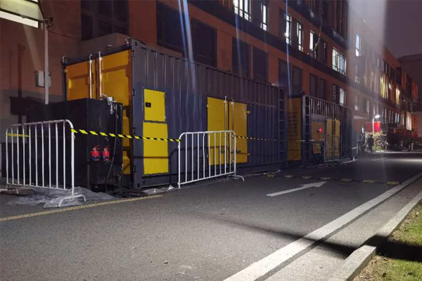 运城柴油发电机组的输出电压是如何调节的？